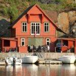 bryggekanten norwegen bomlo ferienhaus rot